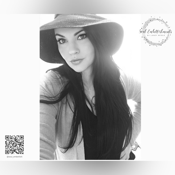 Meet your Level 2 Poshmark Ambass, Laney! Nice to meet y’all »LeT’s sHoP!« 🛒🛍️ - Picture 3 of 17